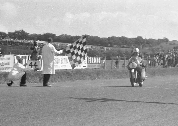 Framed Print : John Surtees (MV) winning the 1959 Junior Ulster Grand Prix