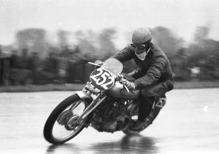 Framed Print : John Surtees (Vincent) 1952 Thruxton Framed Print : John Surtees (Vincent) 1952 Thruxton