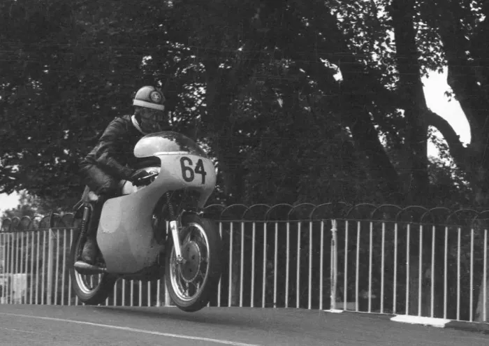 Framed Print : John Thorold (Norton) 1962 Senior Manx Grand Prix practice