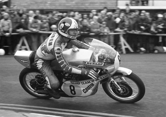 Framed Print : John Weeden (Yamaha) 1977 Senior TT Framed Print : John Weeden (Yamaha) 1977 Senior TT
