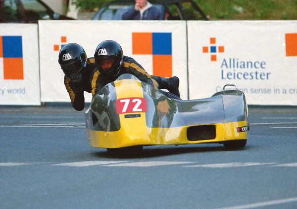 Jon Perkins & Peter Allebone (Judarch) 2000 Sidecar TT