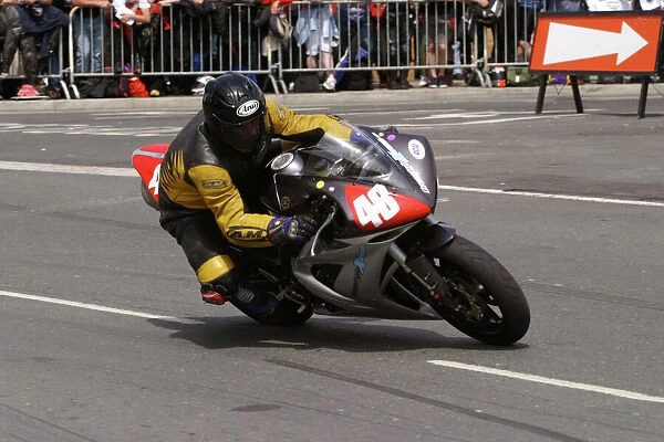 Julian Bull (Yamaha) 2004 Production 1000 TT
