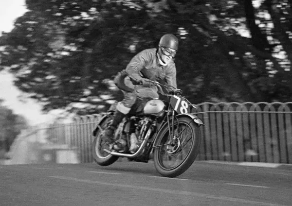 1949 Lightweight Clubman TT Print - K H King (Triumph). Art Prints