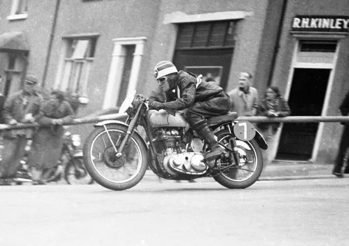 Framed Print : Ken Cruse (BSA) 1952 Senior Clubman TT
