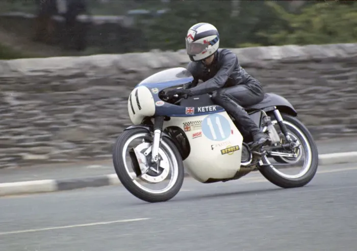 Framed Print : Ken Darville (Kettle AJS) 1972 Junior Manx Grand Pix Framed Print : Ken Darville (Kettle AJS) 1972 Junior Manx Grand Pix