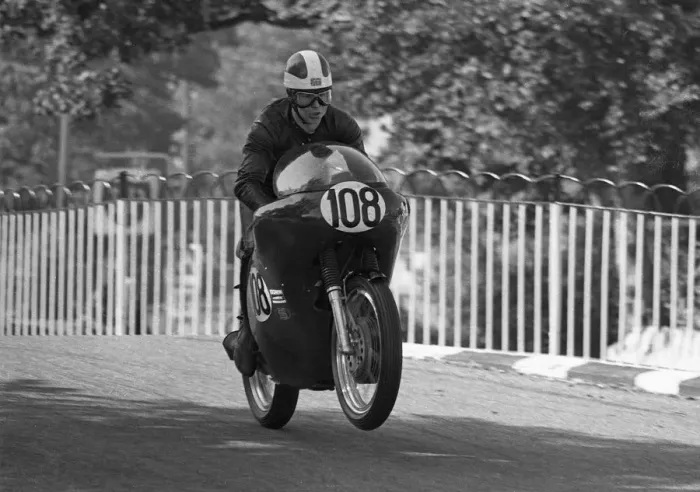 Framed Print : Ken Huggett (Kettle Norton) 1971 Senior Manx Grand Prix Framed Print : Ken Huggett (Kettle Norton) 1971 Senior Manx Grand Prix
