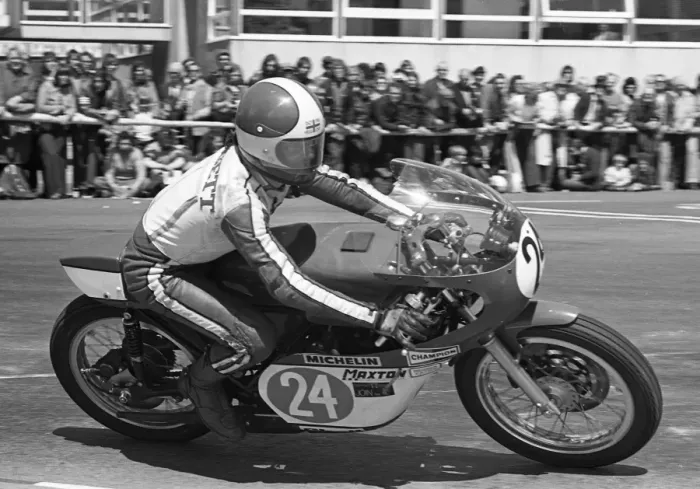 Framed Print : Ken Huggett (Maxton Yamaha) 1975 Junior TT Framed Print : Ken Huggett (Maxton Yamaha) 1975 Junior TT