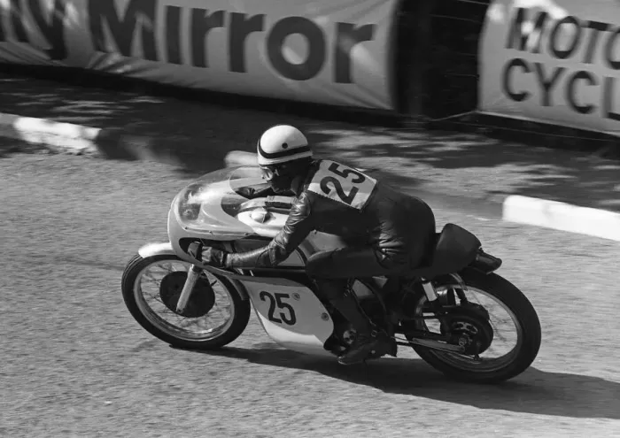Framed Print : Ken Huggett (Norton) 1966 Senior Manx Grand Prix Framed Print : Ken Huggett (Norton) 1966 Senior Manx Grand Prix