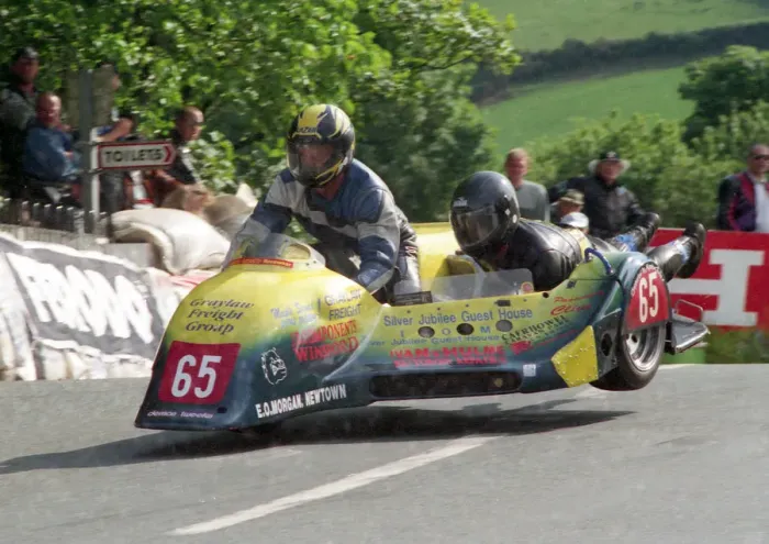 Framed Print : Ken Tomlinson & Stuart Castles (Ireson Yamaha) 1998 Sidecar TT