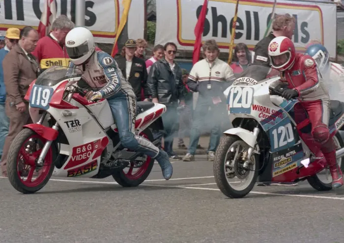 Framed Print : Kenny Harrison (Yamaha) & Jim Hodson (Suzuki) 1986 Production D TT Framed Print : Kenny Harrison (Yamaha) & Jim Hodson (Suzuki) 1986 Production D TT