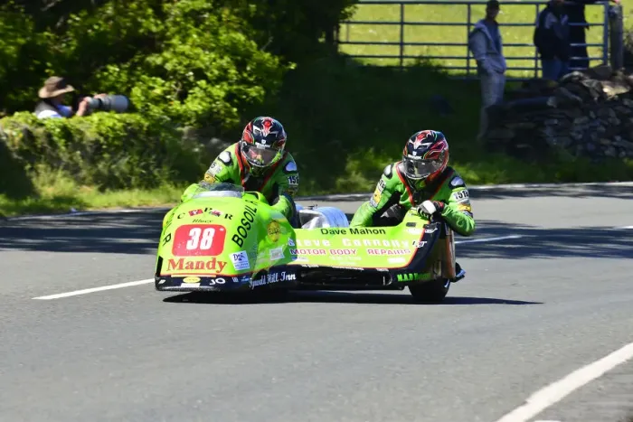 Framed Print : Kenny Howles & Dave Mahon (MR Equipe Yamaha) 2015 Sidecar TT