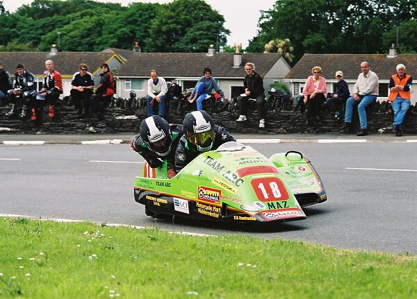 Kenny Howles & Doug Jewell (ARC Ireson Yamaha) 2004 Sidecar TT