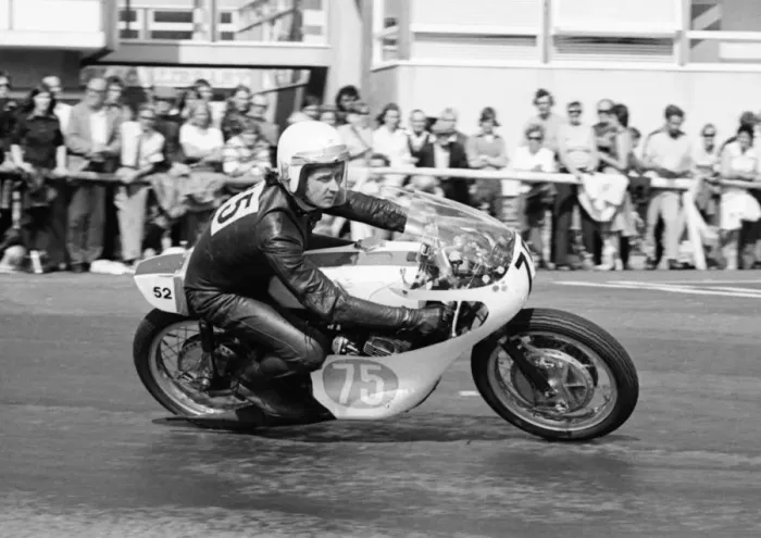 Framed Print : Kevin Kershaw (Yamaha) 1975 Junior Manx Grand Prix Framed Print : Kevin Kershaw (Yamaha) 1975 Junior Manx Grand Prix