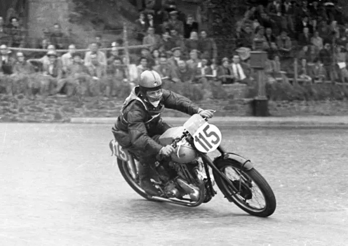 Framed Print : Len Bolshaw (Triumph) 1949 Lightweight Clubman TT Framed Print : Len Bolshaw (Triumph) 1949 Lightweight Clubman TT