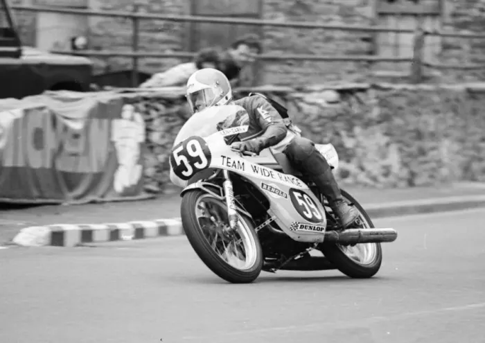 Framed Print : Len Carr (Yamaha) 1977 Formula 3 TT Framed Print : Len Carr (Yamaha) 1977 Formula 3 TT