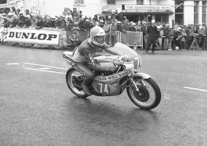 Framed Print : Len Carr (Yamaha) 1977 Junior TT Framed Print : Len Carr (Yamaha) 1977 Junior TT