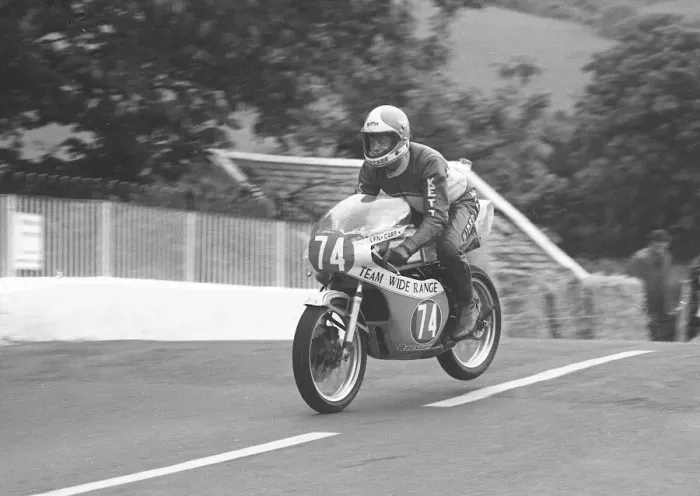 Framed Print : Len Carr (Yamaha) 1977 Junior TT Framed Print : Len Carr (Yamaha) 1977 Junior TT