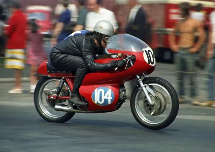 Framed Print : Len Williams (AermacchI) 1970 Junior TT