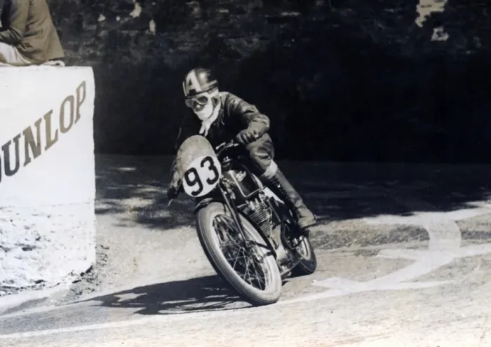 Framed Print : Les Archer jnr (Velocette) 1950 Junior TT