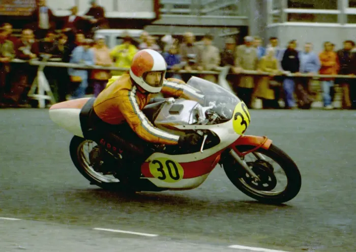Framed Print : Les Bibby (Yamaha) 1976 Senior Manx Grand Prix Framed Print : Les Bibby (Yamaha) 1976 Senior Manx Grand Prix