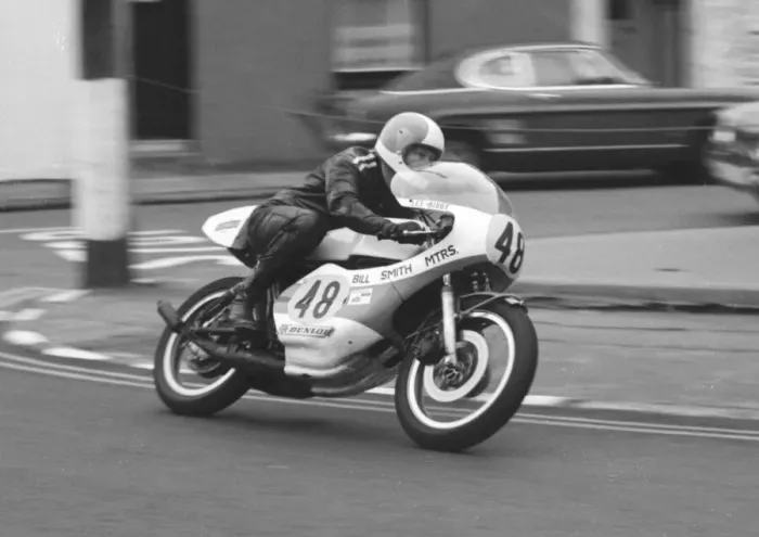 Framed Print : Les Bibby (Yamaha) 1977 Senior TT Framed Print : Les Bibby (Yamaha) 1977 Senior TT