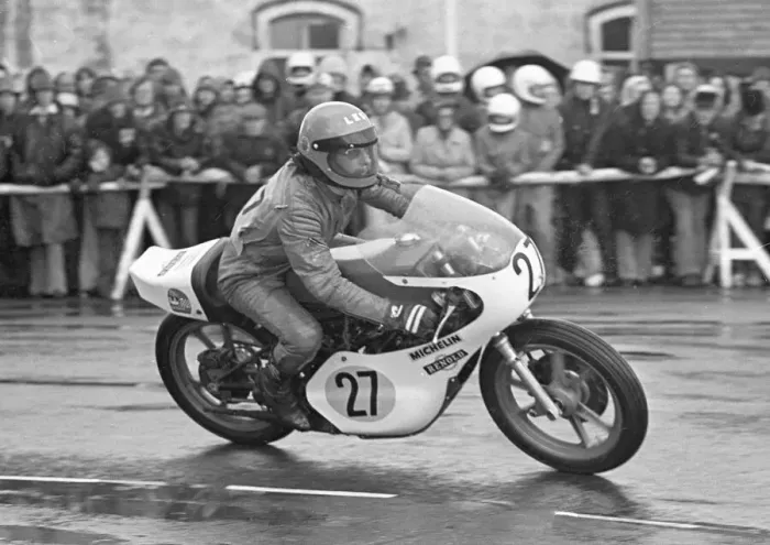 Framed Print : Les Kenny (Renstar Yamaha) 1975 Senior TT Framed Print : Les Kenny (Renstar Yamaha) 1975 Senior TT