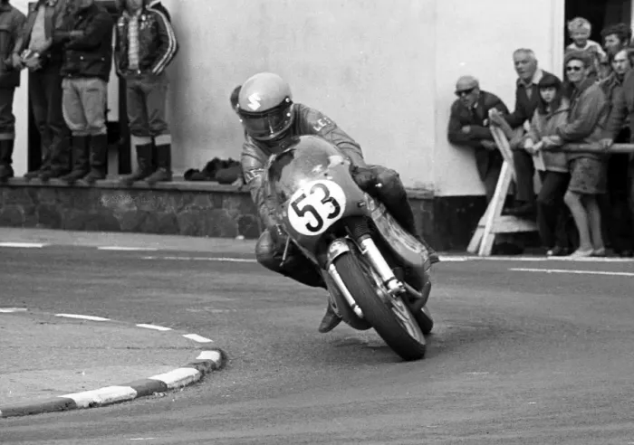 Framed Print : Les Trotter (Crooks Suzuki) 1975 Senior Manx Grand Prix Framed Print : Les Trotter (Crooks Suzuki) 1975 Senior Manx Grand Prix
