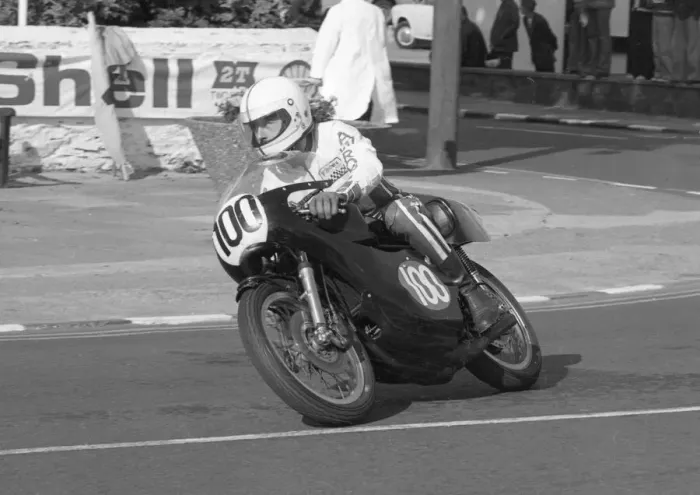 Framed Print : Lew Batty (Yamaha) 1977 Lightweight Manx Grand Prix Framed Print : Lew Batty (Yamaha) 1977 Lightweight Manx Grand Prix