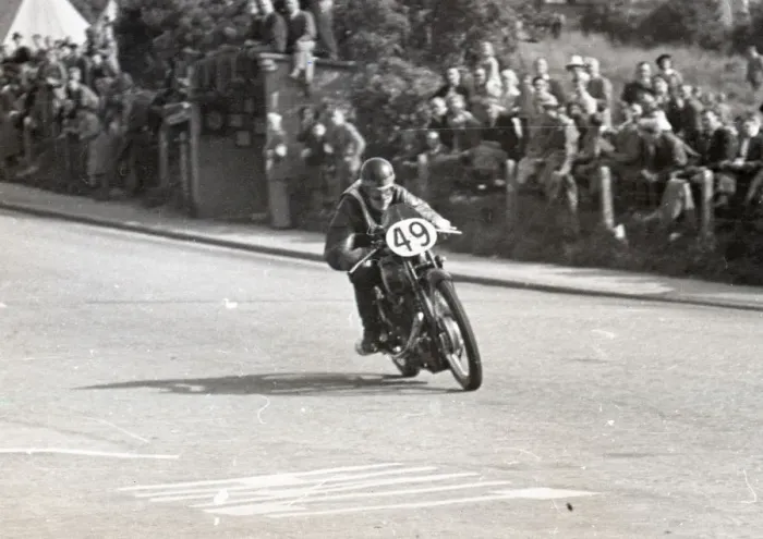 Framed Print : Bill Lomas (Velocette) 1949 Junior Manx Grand Prix Framed Print : Bill Lomas (Velocette) 1949 Junior Manx Grand Prix