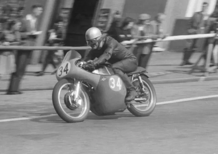Framed Print : Louis Carr (AJS) 1959 Junior TT Framed Print : Louis Carr (AJS) 1959 Junior TT