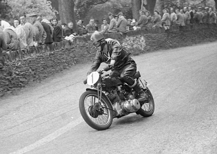 Framed Print : Louis Carr (Vincent) 1000cc Clubman TT