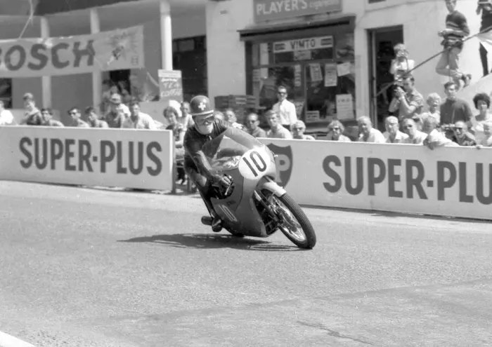 Framed Print : Luigi Taveri (Honda) 1963 Lightweight TT Framed Print : Luigi Taveri (Honda) 1963 Lightweight TT