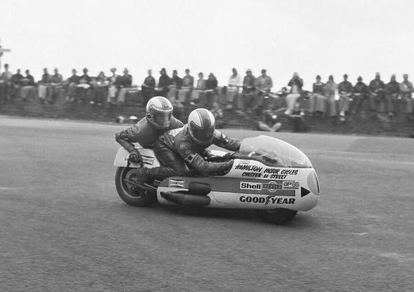 Mac Hobson & Mick Burns (Ham Yamaha) 1976 1000 Sidecar TT