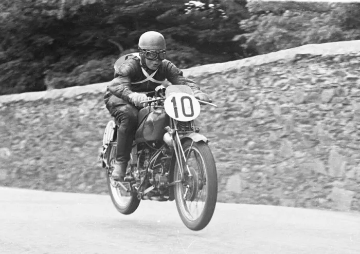 Framed Print : Bill Maddrick (Guzzi) 1952 Lightweight TT Framed Print : Bill Maddrick (Guzzi) 1952 Lightweight TT