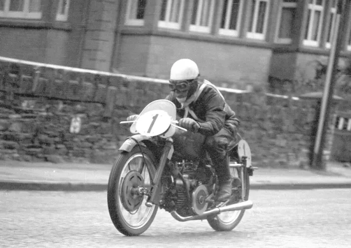 Framed Print : Bill Maddrick (Guzzi) 1955 Lightweight TT Framed Print : Bill Maddrick (Guzzi) 1955 Lightweight TT