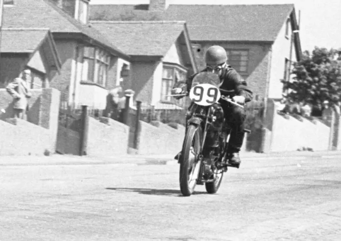 Framed Print : Bill Maddrick (Velocette) 1950 Junior TT Framed Print : Bill Maddrick (Velocette) 1950 Junior TT