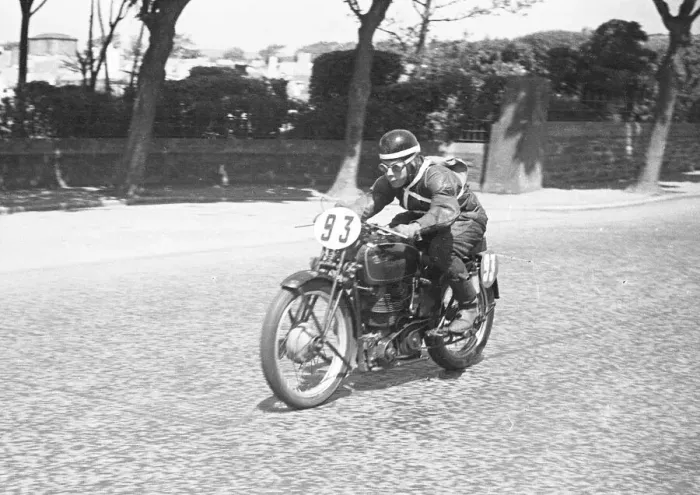 Framed Print : Bill Maddrick (Velocette) 1951 Senior TT Framed Print : Bill Maddrick (Velocette) 1951 Senior TT