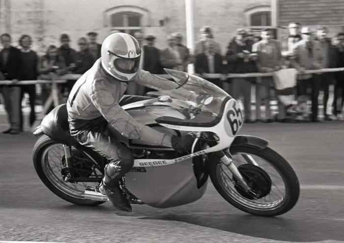 Framed Print : Malcolm Lucas (Bee Bee Norton) 1975 Senior TT Framed Print : Malcolm Lucas (Bee Bee Norton) 1975 Senior TT