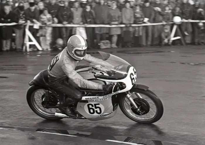 Framed Print : Malcolm Lucas (Bee Bee Norton) 1975 Senior TT Framed Print : Malcolm Lucas (Bee Bee Norton) 1975 Senior TT