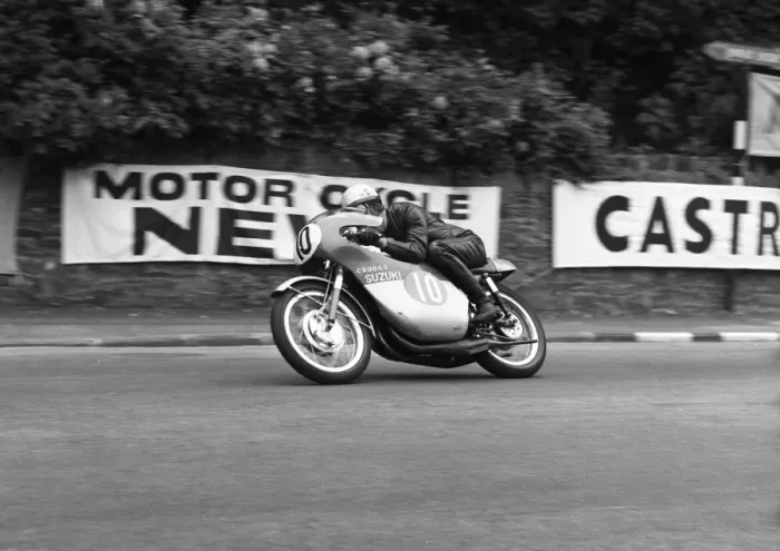 Framed Print : Malcolm Uphill (Crooks Suzuki) 1968 Junior TT Framed Print : Malcolm Uphill (Crooks Suzuki) 1968 Junior TT
