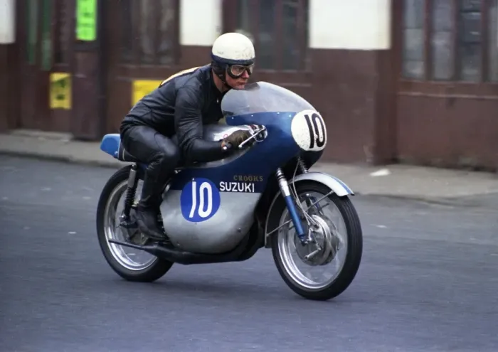 Framed Print : Malcolm Uphill (Crooks Suzuki) 1968 Junior TT Framed Print : Malcolm Uphill (Crooks Suzuki) 1968 Junior TT