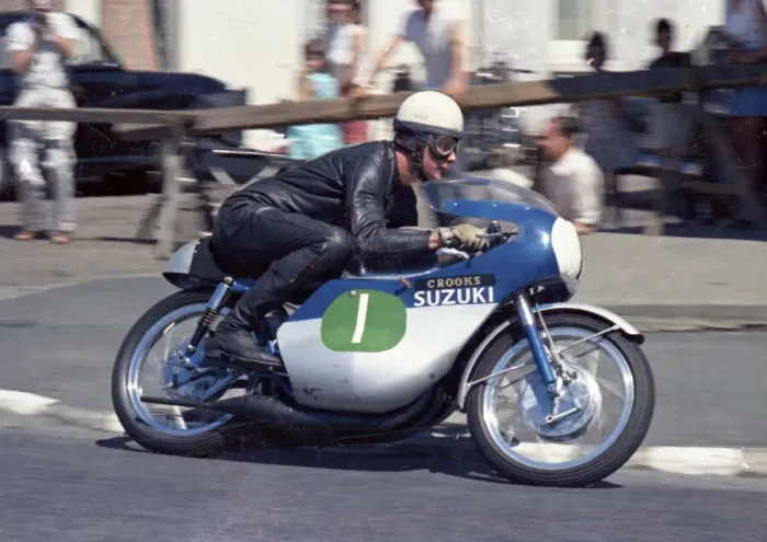 Framed Print : Malcolm Uphill (Crooks Suzuki) 1968 Lightweight TT Framed Print : Malcolm Uphill (Crooks Suzuki) 1968 Lightweight TT