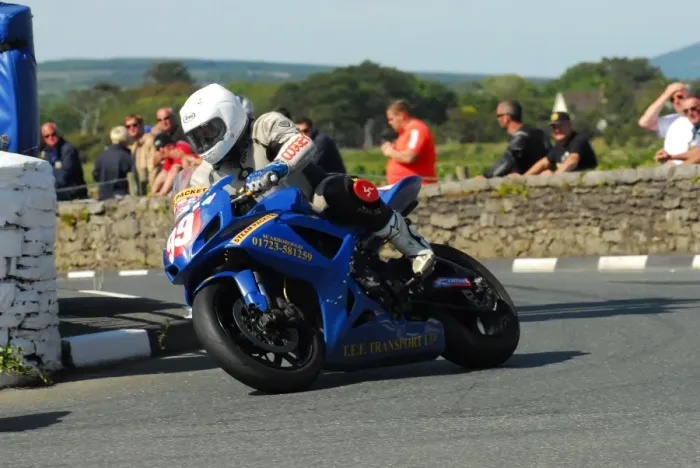 Framed Print : Mark Coggon (Suzuki) 2015 Southern 100 Framed Print : Mark Coggon (Suzuki) 2015 Southern 100