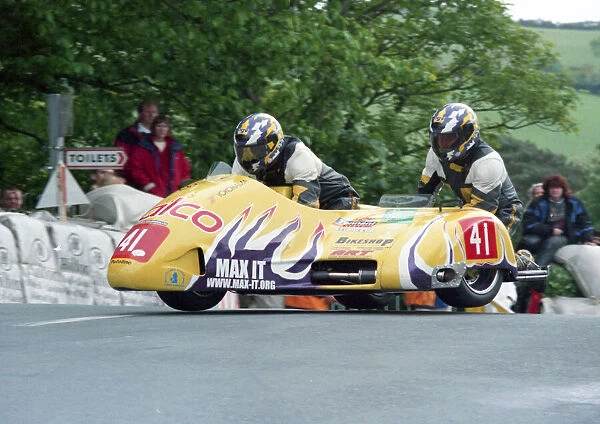 Mark Halliday & Mark Holland (Windle Yamaha) 2000 Sidecar TT