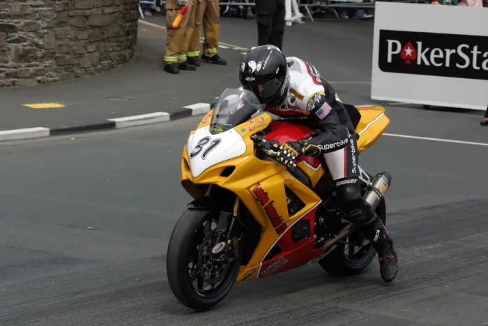Framed Print : Mark Miller (Suzuki) 2009 Superbike TT