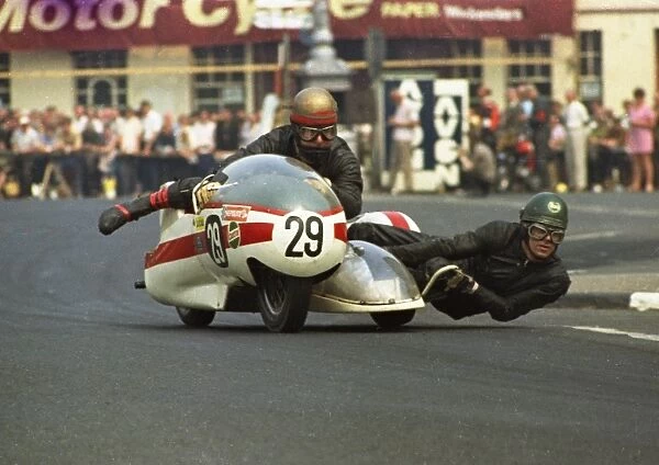 Matty Mines & Geoff Davis (Matchless) 1970 500 Sidecar TT