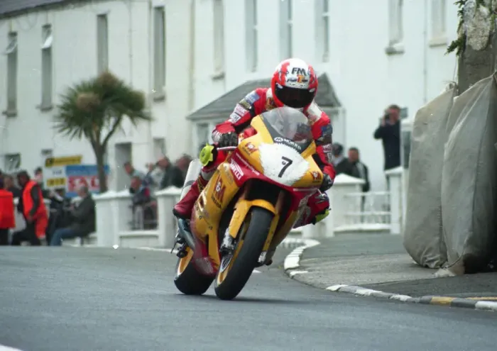 Framed Print : Michael Rutter (Yamaha) 2000 Formula One TT Framed Print : Michael Rutter (Yamaha) 2000 Formula One TT