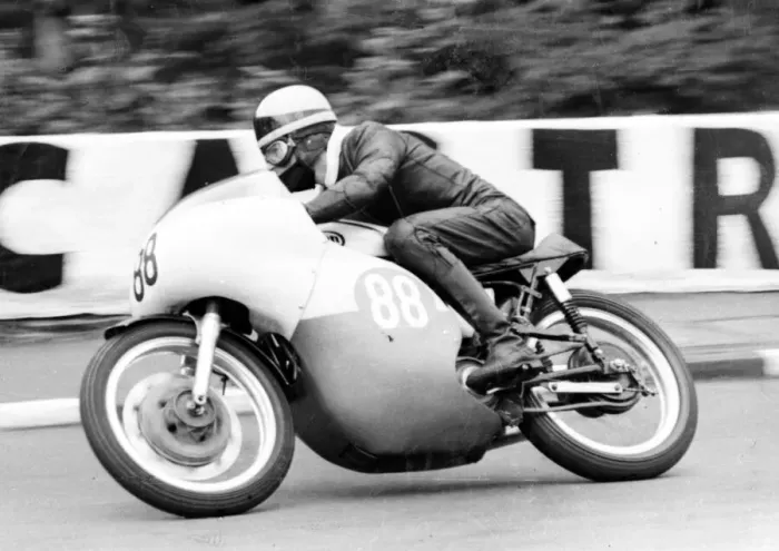 Framed Print : Mick Bennett (Norton) 1966 Senior Manx Grand Prix