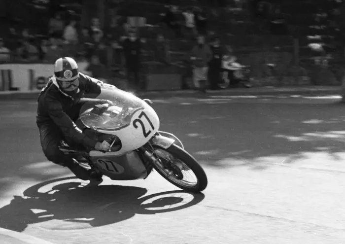 Framed Print : Mick Bennett (Norton) 1967 Senior Manx Grand Prix