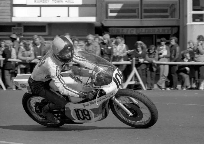 Framed Print : Mick Capper (Yamaha) 1977 Senior Manx Grand Prix